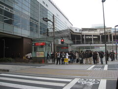 秋葉原の駅前です。つくばエキスプレスへの入り口と、JRの中央口が見えています。
