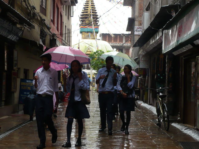 ネパールの高校生<br />学生はどの国でもよく似た感じです・・・