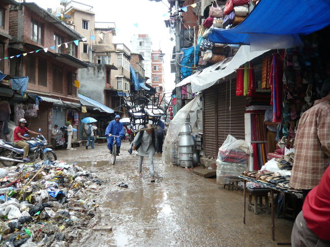 この日は町にゴミが溢れかえってました。でもキレイにかためられています。