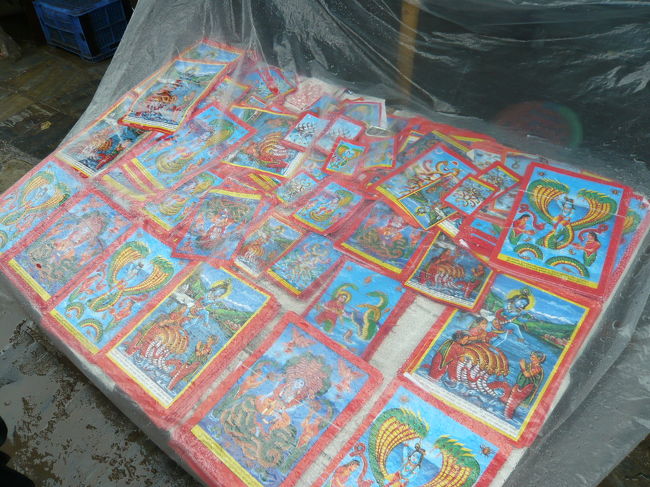 たぶん・・・・ヒンズー教の神様が描かれた紙。<br />