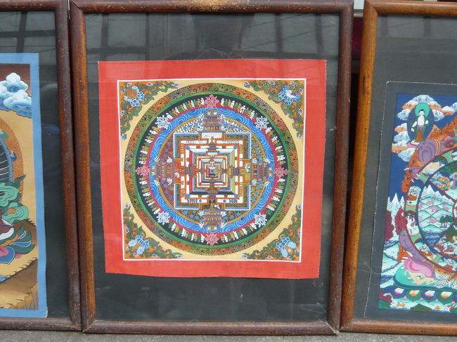 マンダラや仏様が描かれている。細かくてとてもきれい