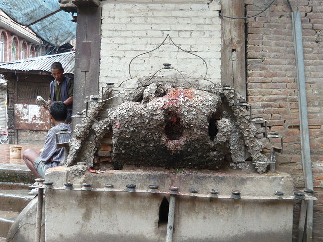 ・コインの木<br />何千枚ものコインが釘付けされている。<br />歯痛を治す神様が祀られているそう。