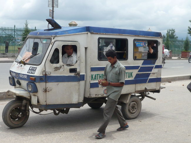 ・テンプー<br /><br />１０人ほど乗れるオート三輪<br />決まった停留場はないらしく、手を挙げれば止まってくれる。
