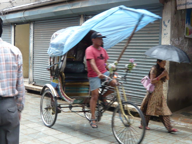 ・リクシャー<br /><br />自転車の後ろに座席のついたもの。<br />雨よけが素敵☆