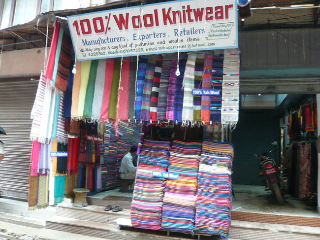 日本のアジア雑貨屋でもよく見かける　マフラーが大量に売っています。<br />こういう物が大好きなのでさっそく購入！<br />お土産もマフラーにしたので、全部で　１５枚ほど買っちゃいました。温かくて、好評でした。<br />ちなみに１枚１００円程度でした。やすいっ！！<br /><br />ヤクのストールもありましたが、それは９０ドル位してました。超高級品です！！