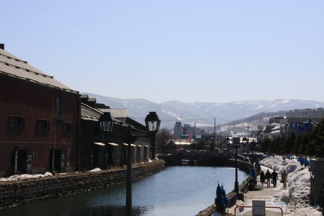 １０：４０　小樽運河<br /><br />ほぼ予定通り１０：３０頃にコインパーキング到着しちょこっと歩いて小樽運河到着〜♪小樽運河は快晴です！！