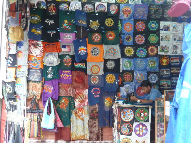 ・Ｔシャツ屋<br /><br />刺繍をしたＴシャツ　その場でミシンで刺繍をしています。それもコンピューターではなく手で動かしているようでした。<br />