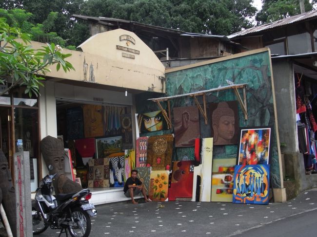■モンキーフォレスト通り■<br /><br />１ｋｍくらいにわたって、<br />たくさんのショップが並ぶ、ウブドのメインストリート。<br /><br />絵画・雑貨・ファッション・インテリア・カフェ…<br />事前に下調べはしていたが、結局は近場の気になる<br />お店にプラーーーッと入っちゃうんだよね…