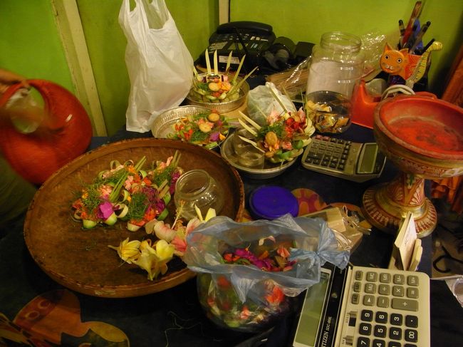 ■モンキーフォレスト通り■<br /><br />レジでは、お供え物を作っている真っ最中だった。<br />