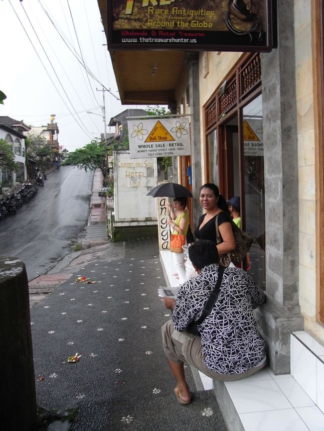 ■モンキーフォレスト通り■<br /><br />現地の人に混じって<br />雨宿りしてみる～<br /><br />