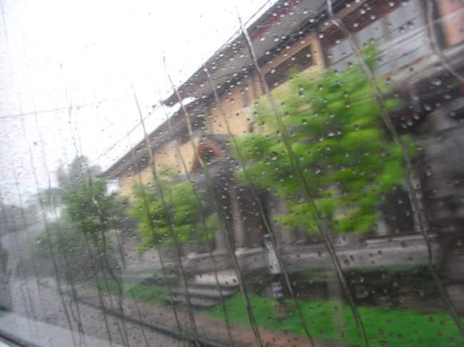バスに戻ると<br />窓には雨が流れ落ちる様子が…<br /><br />