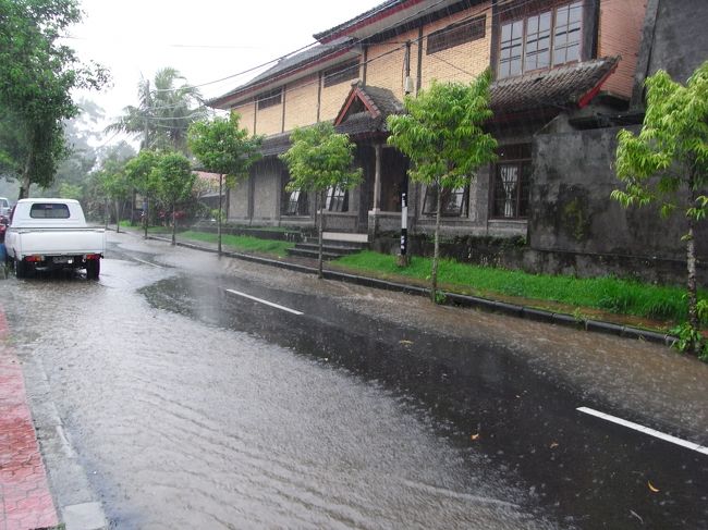 道は、川のように、<br />水が勢いよく流れている！！<br /><br />朝のお天気がウソのよう…