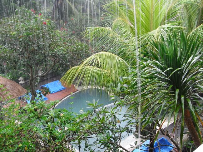 ■コリウブド■<br /><br />雨がカメラに写るって…相当だよね！？<br /><br />初めてのスコール体験に、感動ッ♪<br />さらに、雷まで鳴り出して、テンション↑↑<br /><br />ヾ(≧∇≦)〃<br />