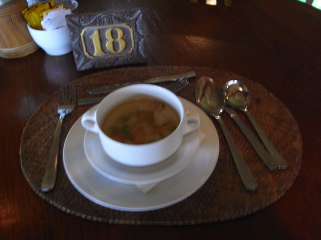 ■コリウブド■<br /><br />さて、一品目は、<br />野菜スープ。<br /><br />ふむふむ。