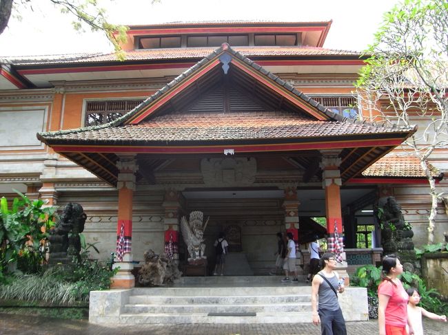 ■ネカ美術館■<br /><br />ステジャ・ネカ氏のコレクションで、<br />バリ島に伝わるいろいろな手法が施された作品が<br />飾られている。<br />