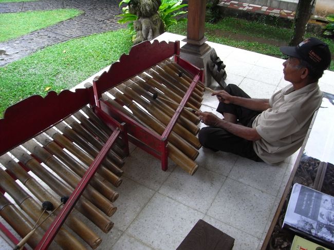 ■ネカ美術館■<br /><br />敷地内では、ジェゴクの演奏が！！<br /><br />＊この木琴のような楽器の情報提供者”むんさん”<br />　ありがとうございました♪<br /><br />日本人の団体とわかると、<br />チューリップなど日本の曲を弾いてくれた。<br />