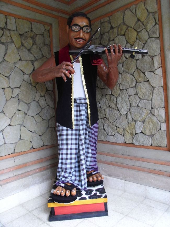 ■ネカ美術館■<br /><br />たま〜に建物の入り口には、巨大な人形が！<br /><br />なんなんだろう？？<br /><br />っていうか…<br />”大橋巨泉”に似てると思ったのは、私ダケ？？<br /><br />(★*^艸^*)