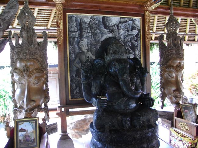 ■ネカ美術館■<br /><br />またまた、登場！！<br /><br />ガネーシャ像。<br />その両脇の彫刻も気になるなぁ…