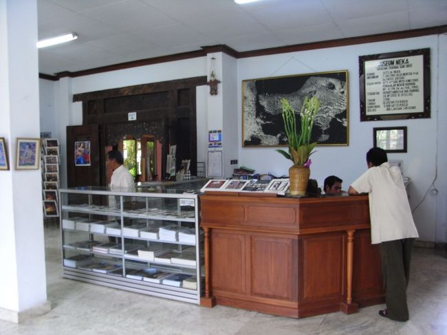 ■ネカ美術館■<br /><br />ギフトショップ。<br /><br />ポストカードなどが売られている。