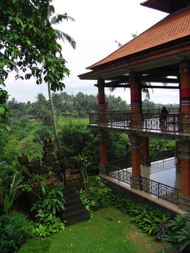 ■ネカ美術館■<br /><br />このカフェスペース、なかなか広い！！