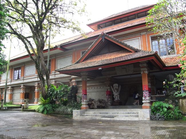 ■ネカ美術館■<br /><br />急ぎ足にまわりすぎて、時間があまっちゃた…<br /><br />ツアーって、コレだから困る。<br />（↑人のせい？？）<br /><br />でも、<br />立体的に見える画法や、細かい点を用いた画法など、<br />様々なバリ美術を堪能でき、大満足♪<br />