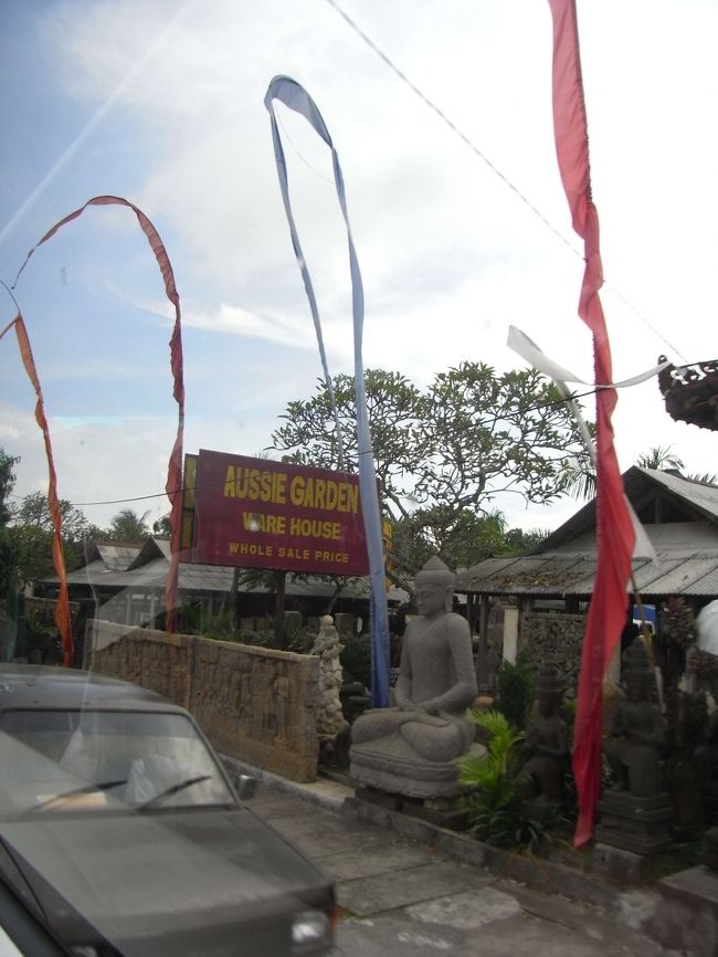 ■ネカ美術館■<br /><br />雨もやんで、青空が♪<br /><br />この旗みたいなのって、お祭をやってる時だっけ？？<br /><br />肝心なことを忘れる…歳かな！？<br /><br />(￣‥￣)<br /><br />
