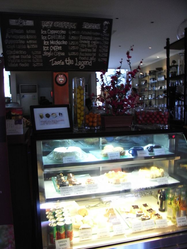 ■コピ・バリ■<br /><br />ケーキなんかも並べられている。