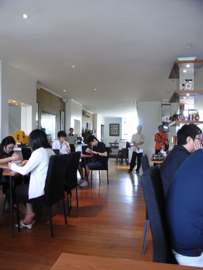 ■コピ・バリ■<br /><br />二階席。<br />我らの団体で、満席状態。<br /><br />こちらで、コーヒーブレイクと称した、<br />今回のツアー会社の日本人スタッフによる、<br />説明会＆お土産注文会が一時間も行われた…<br /><br />長い…長すぎる！<br />勘弁してぇぇぇぇぇぇーーーーー！！<br /><br />(；≧д≦)ノ<br /><br /><br />