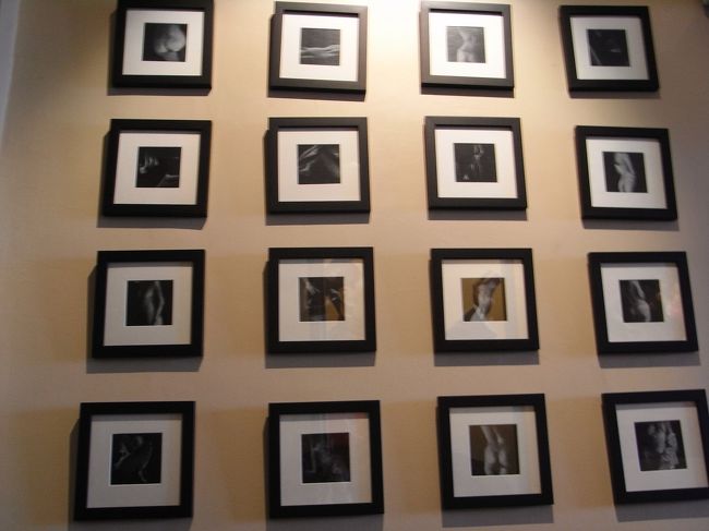 ■コピ・バリ■<br /><br />あまりにもヒマなので、そそくさと喫煙ルームへ！<br /><br />壁一面に飾られた写真…