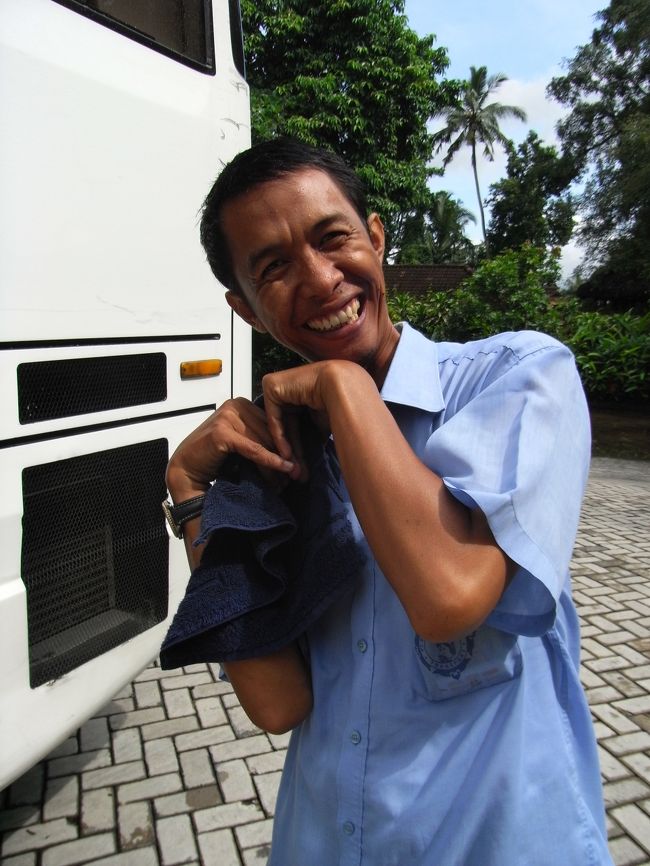 ■プラザ・バリ■<br /><br />この後、さらにDFSに行って終わりらしいが、<br />もう十分！！って人の為に、ココで解散もデキた。<br /><br />迎えのタクシーが来るまで、しばしショッピング。<br /><br />しかし…ブランド品を見に行かなくなったなんて<br />大人になったなぁ～<br />（↑来月ハワイに行くから！？）<br /><br />今回のツアーで、めちゃめちゃ仲良しになった<br />ドライバーさんの写真を撮ろうとすると…<br /><br />何そのポーズ！！<br />カワイすぎてズルイんですけどーーーーーー！！<br /><br />ヾ(≧∇≦)〃<br /><br />名残惜しい中、バイバイし<br />ホテルまでのタクシーに乗り込むと…<br /><br />コレって、ボラれてる？？<br />と、早くも怪しい兆しが…<br /><br />ホテルに着いた時のメーターは６万ルピーだったが、<br />あえてイラつきを態度に出し<br /><br />私『How much??』<br />運『…３万ルピー』<br /><br />やっぱりボッてた。<br />