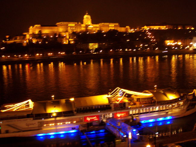 部屋のほぼ正面が王宮、すぐ右手が鎖橋なので、部屋から素晴らしい夜景が見えます。<br />部屋に入ってしばらく、呆然と見とれていました。<br />目の前には、「スプーン」という船上レストランが<br />あって、楽しそうな雰囲気です。<br />