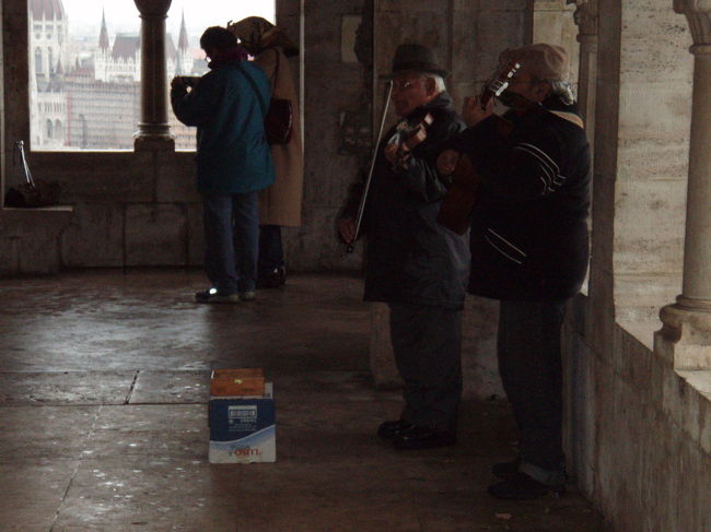 １階のｶﾌｪが営業していなくてガッカリでしたが、<br />このおじさん二人の演奏が、景色とマッチしていて<br />とてもいい感じでした。