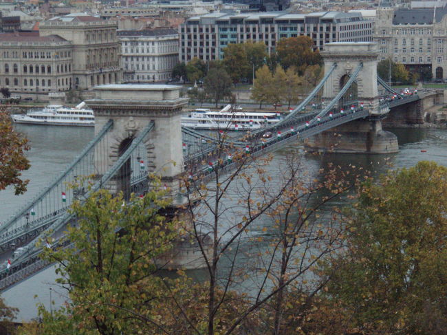 王宮の丘から見た鎖橋。<br />ここを歩いて、ﾎﾃﾙに戻る。