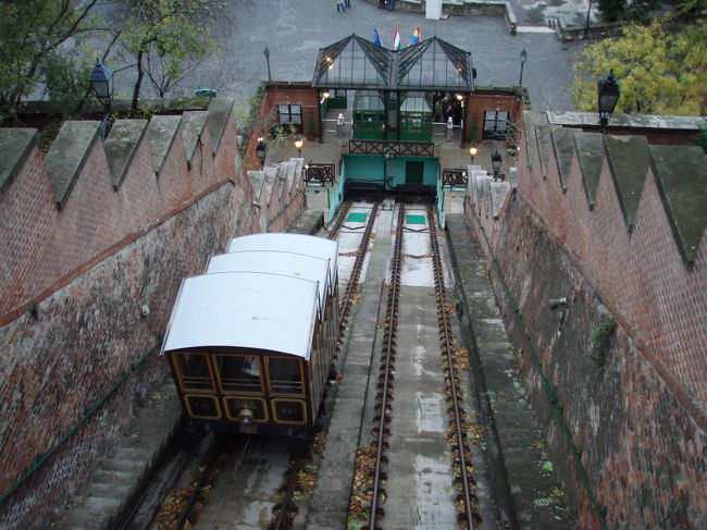 王宮の丘と鎖橋をつなぐｹｰﾌﾞﾙｶｰ。<br />短い！　すごく急なので見てるとおもしろい。<br />下りは脇の階段で簡単に降りられる。