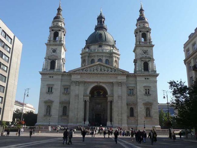 ←聖イシュトヴァーン大聖堂<br />ハンガリー建国の父、聖イシュトヴァーンの「聖なる右手」が拝めます。