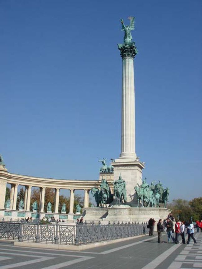 ←ハンガリーの歴史を知る「英雄広場」