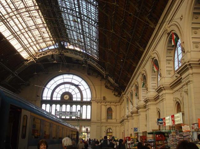 ←ブダペスト東駅<br /><br />ブダペスト市内には鉄道の主要駅が３つあり、西駅には、元は王族たちが休憩したサロンという“世界一美しいマクドナルドの店舗”があると聞きましたが、時間がなく見学できなかったのはちょっと残念。<br /><br />