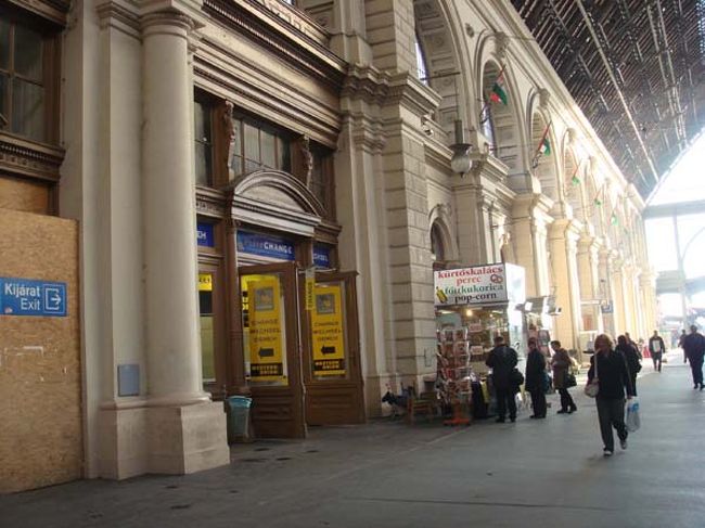 ←ブダペスト東駅<br />クラシックな駅舎のホームには、両替屋、キオスク、飲食売店などが並んでいます。ウイーン方面への国際列車に乗り込む前にハンガリー・フォリントの残りを使って売店でパンなどを買い込みました。フォリントの硬貨はこの先両替が出来ないのです。本当はハンガリーの新鮮なフルーツが買えると良かったのですが、それには小銭が足りませんでした。<br /><br />