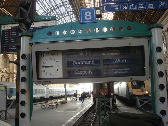 ←ブダペスト東駅<br />私たちは、９時１０分発ドルトムント（ドイツ）行き列車の1stクラスのコンパートメントに乗り込みました。ドルトムントは、２００６年のＷ杯で日本代表の試合を応援に行った場所なので親近感を覚えましたが、ヨーロッパはひとつの大陸であると今更ながら実感します。