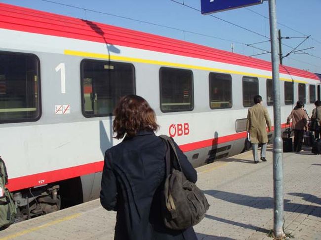 ←ウイーンに到着した国際列車<br /><br />さて、楽しくおしゃべりしたり、笑い転げているうちにウイーン西駅に到着。<br />いよいよハプスブルク家の本拠地でもあった音楽の都ウイーンに着いたのですが、裏口から駅を出てバスに乗り込んだので、駅舎を正面から見る機会は残念ながらありませんでした。<br />