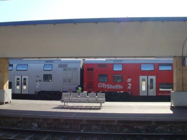 ←ウイーン西駅に停車中の列車