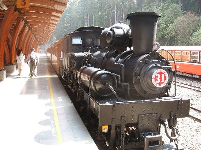 阿里山駅に停車中の蒸気機関車