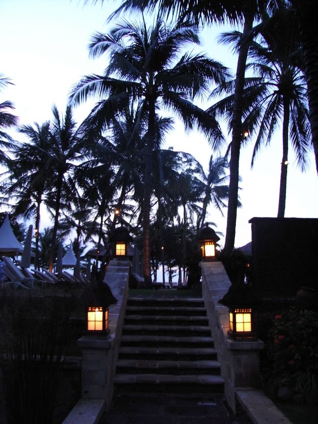 ■インターコンチネンタルバリリゾート■<br /><br />SPAの予約も取れた事だし、<br />とりあえずサンセットでも見に行こう〜♪<br /><br />ε＝ヽ(‘ ▽‘)ノ<br />