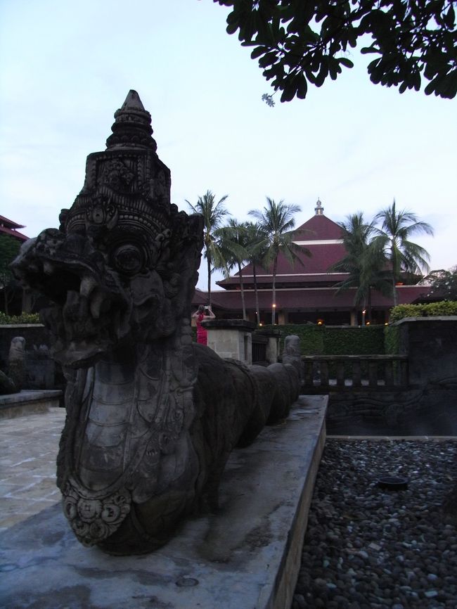 ■インターコンチネンタルバリリゾート■<br /><br />やっとホテルへ戻り、一段落。<br /><br />今夜のSPAの確認をコンシェルジュにすると、<br />予約が取れていない！！さらに満杯との事…<br /><br />そうよねぇ〜だって今日は土曜日だもん！！<br />だから日本からメールで予約取ってたのにーぃぃ！！<br />さらに、やりとりしていた日本人スタッフがお休み…<br /><br />ありえない…<br />とりあえずルームNO.を聞かれ答えると、<br />態度がうってかわり、好きな時間で予約を<br />取ってくれるとの事！！<br /><br />さすがクラブルーム♪<br />