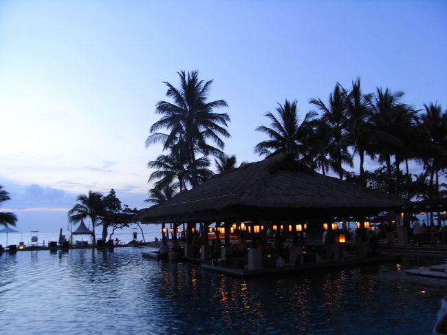 ■インターコンチネンタルバリリゾート■<br /><br />メインプールとプールサイドバー。<br /><br />そーなのよ！<br /><br />ホテル内で優雅に、こんな景色を<br />味わいたかったのよ〜〜ッ！！！<br /><br />(ノ∇≦*)<br />