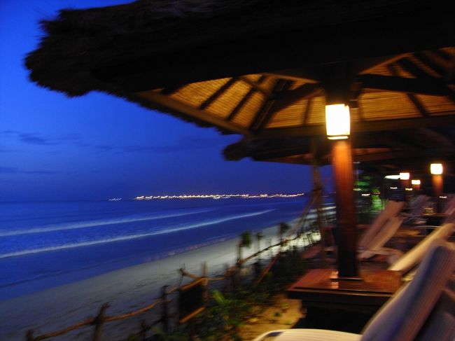 ■インターコンチネンタルバリリゾート■<br /><br />敷地内を散策していると<br />出番前のバンドメンにつかまるり<br /><br />リーダーに気に入られ<br />延々解放してもらえず…<br /><br />『TSUNAMI』など<br />日本の曲を何曲も弾いてくれた…独り占め♪<br /><br />しかーーーーし！気づいたらサンセットも終わり、<br />あたりは真っ暗。ガーーーン。