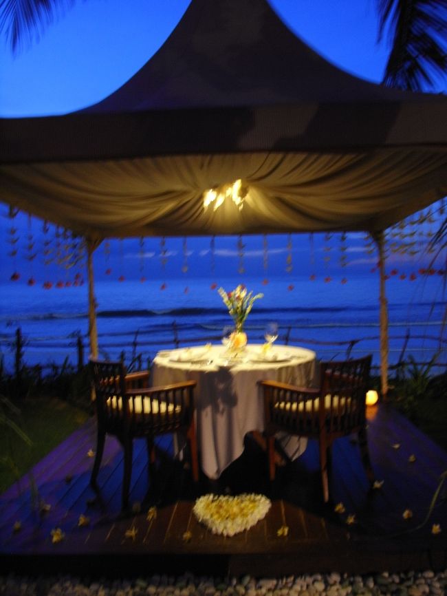 ■ロマンチックテント■<br /><br />こんな特別席も♪<br /><br />ハネムーナーやカップルは、思い出に残るディナーを<br />楽しめる。<br />（↑別に友人同士でもイイけど…）<br /><br />でもココ…昼間はマッサージスペースなんだよね。<br /><br />(★*^艸^*)