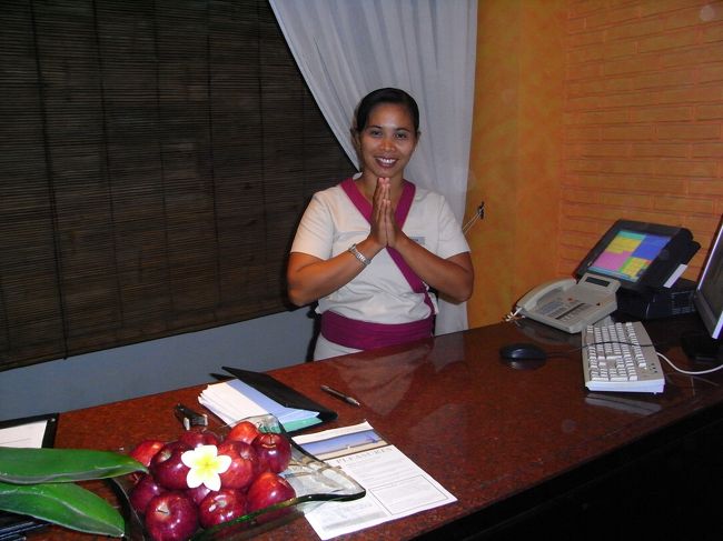 ■ヴィラ・リトリーツ■<br /><br />エントランスからバギーに乗り、<br />ホテル内のSPA【ヴィラ・リトリーツ】へ！！<br /><br />強引な予約だったにも関わらず、<br />優しい笑顔で出迎えてくれるスタッフ♪<br />（↑ま、私のせいじゃないしねぇ〜）