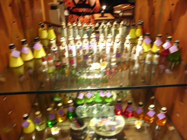 ■ヴィラ・リトリーツ■<br /><br />ロビー部分には、オイルがたくさん並べられている。<br /><br />