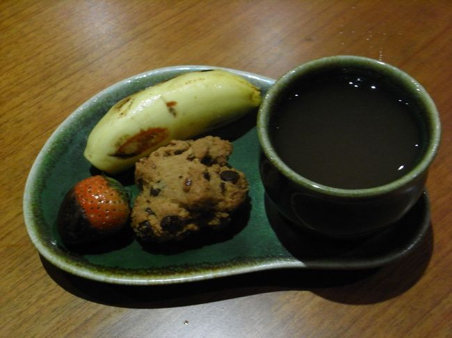 ■ヴィラ・リトリーツ■<br /><br />施術後に出された、お茶とフルーツとお菓子。<br /><br />このビスケットが美味しい♪<br />